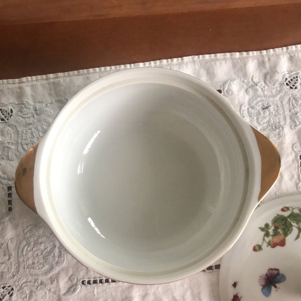 Vintage covered casserole dish with strawberry vine, butterfly and ladybugs. - Picture 5 of 8